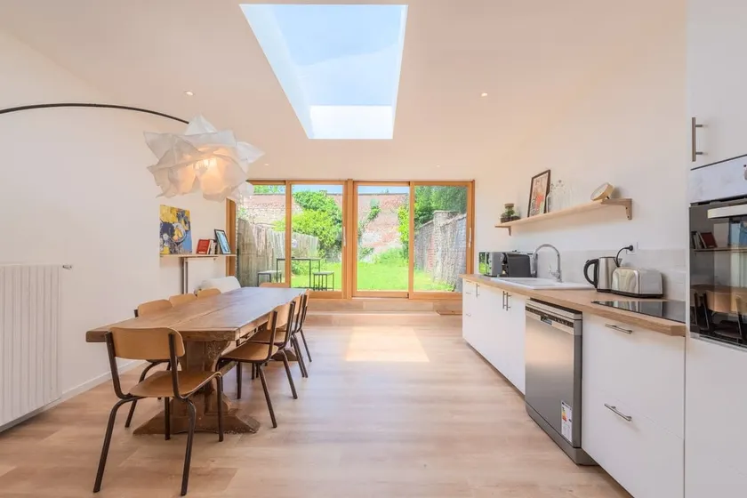 Spacious house with 4 bedrooms & garden, near tram - Image 1