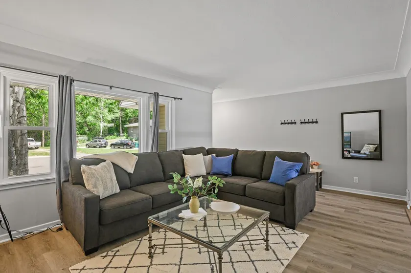 *Close to LK Mtka & Wayzata -Games/pingpong & more - Image 1