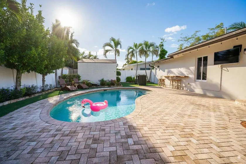Heated Pool Villa-Walk to Beach-Tiki Bar-Sleeps 6 - Image 1