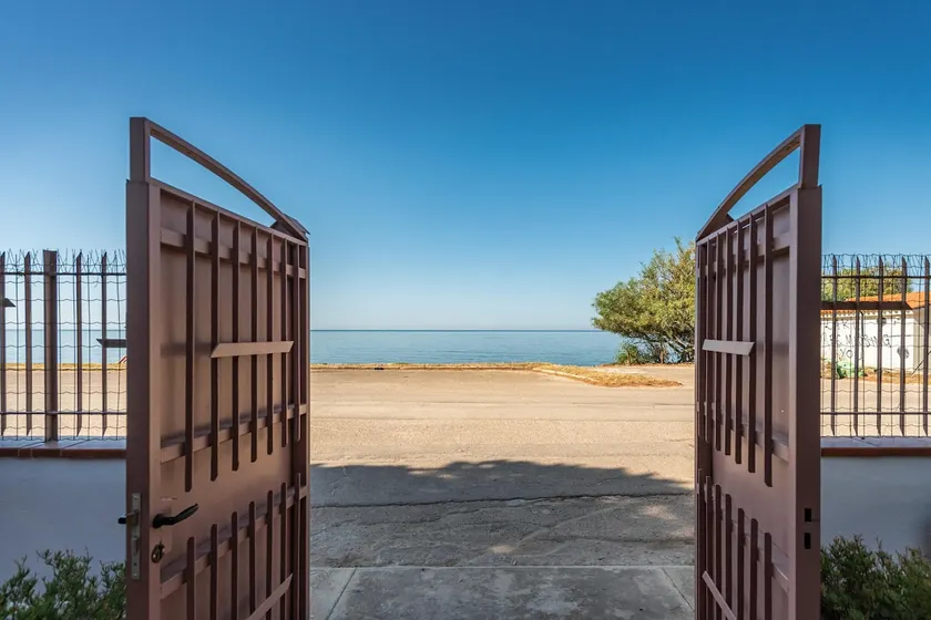 The house facing the sea - Image 1