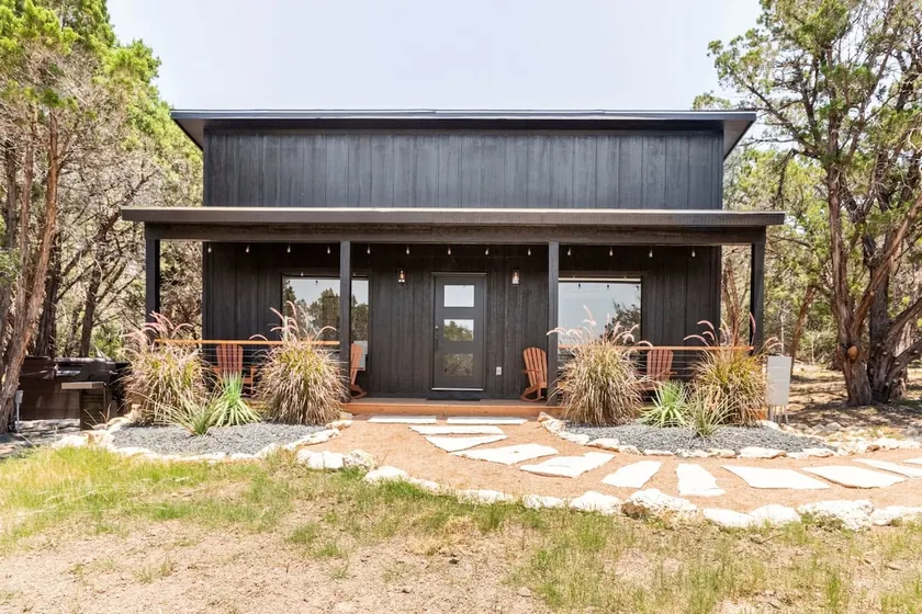 Zebra Haus! 2 Kings/HotTub/Pool/1 Acre - Image 1