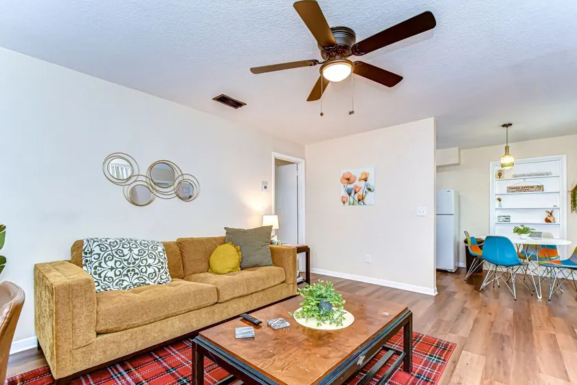 Central 1/1 w heated pool, pets OK. W/D on site - Image 1