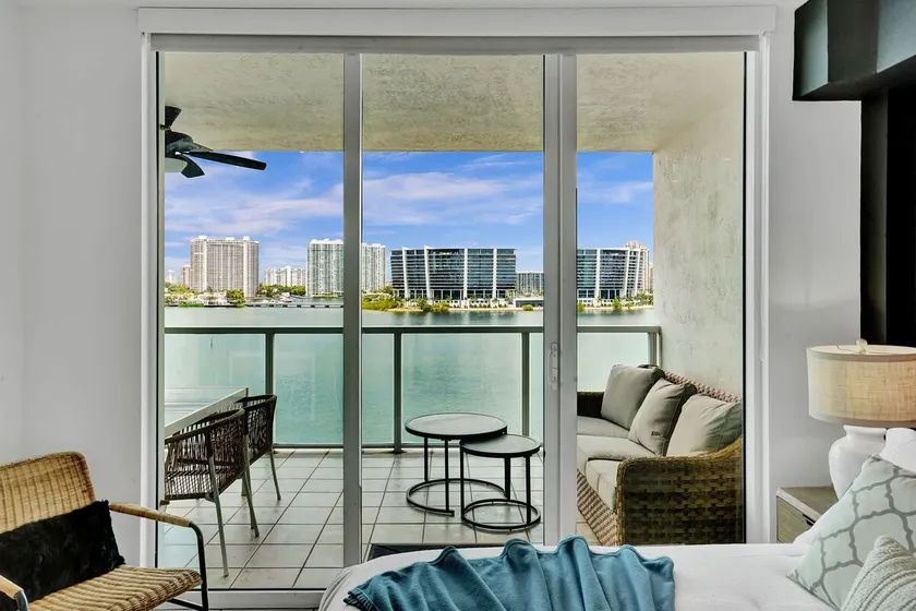 marina bay sunny isles 1005 - Image 1