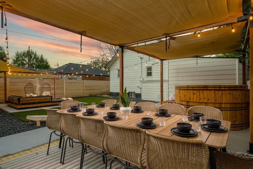 Sleeps 14, Karaoke Lounge, Yard Games, Mins to DT - Image 1