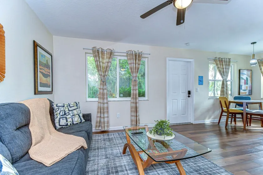 Central location 10 mins to DTSP! Heated pool, W/D - Image 1