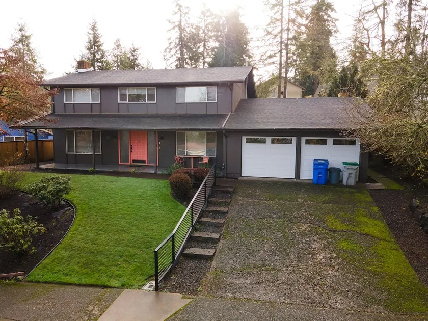 6BR-Spacious-Bright-Modern - Image 1