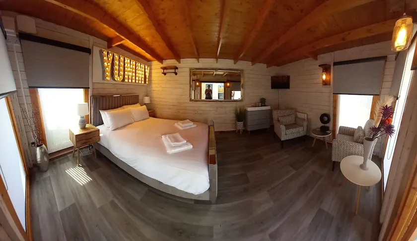 Yummy Log Cabin with Private Bathroom - Image 1