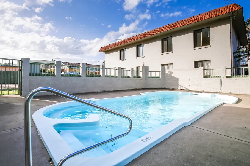 Charming 2-Bed Apartment with Bay Views - Image 1