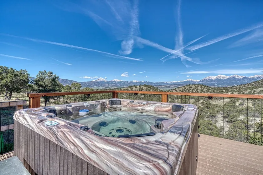 Mountain Views• Private Hot Tub•Large Deck - Image 1