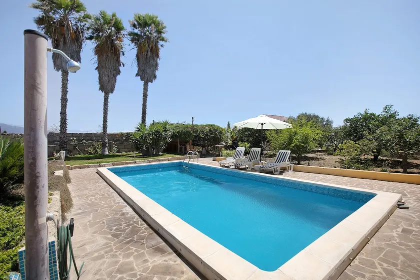 Ferienhaus „Las Tres Palmeras“ mit Bergblick, Gemeinschaftspool und WLAN - Image 1