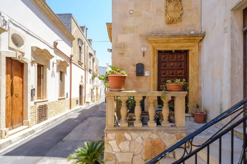 'Holiday Home Il Giglio' close to City Centre with Terraces & Wi-Fi - Image 1