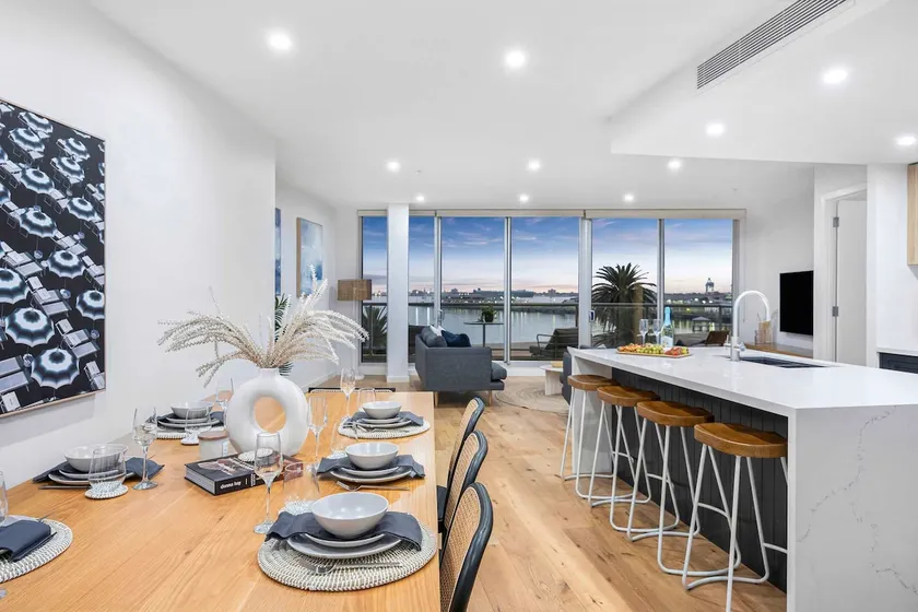 Beach Street Luxury 3 Bed With Beach Bay Views - Image 1