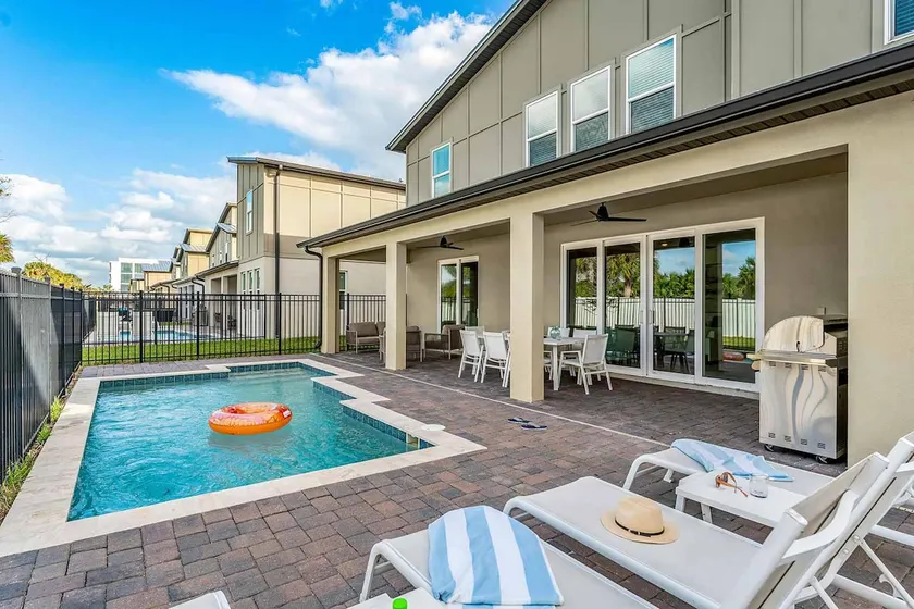 Superstar Beach Home w Private Pool - Image 1