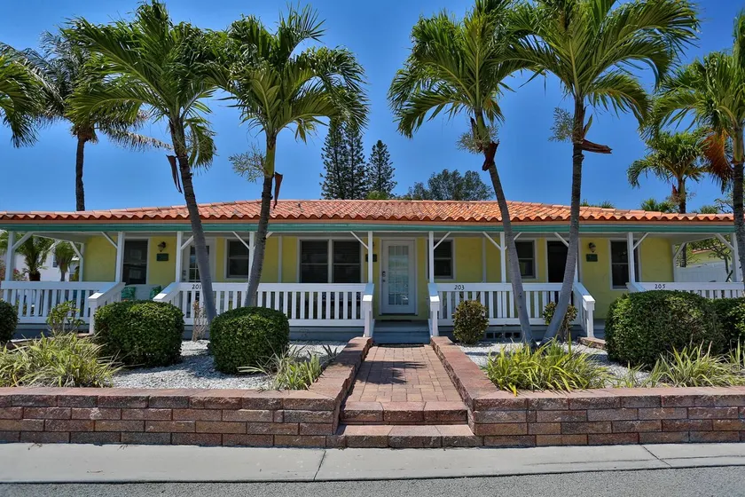 Easy walk to Beach & Shopping. Heated Pool. Patio! - Image 1