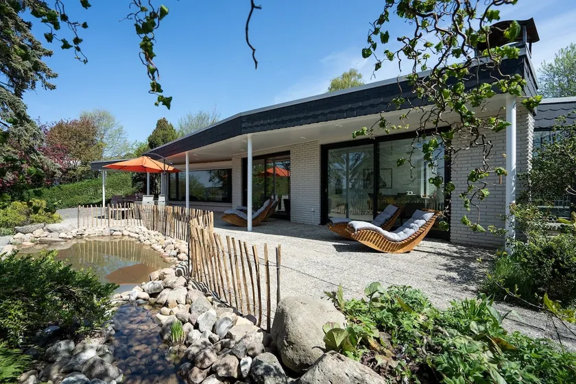Lakeside house - Image 1