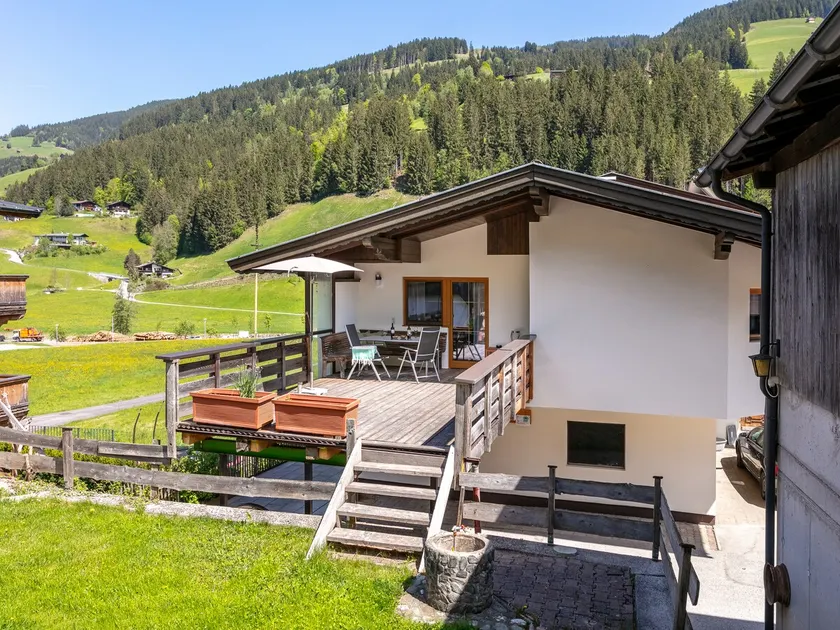 Apartment with garden - Image 1