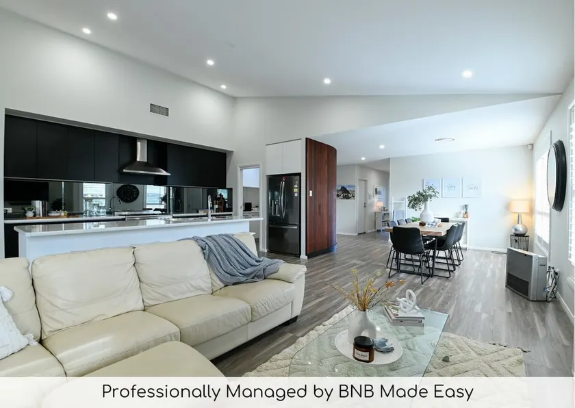 Luxe on Lincoln - Close to Zoo, Rejuvenating Pool - Image 1