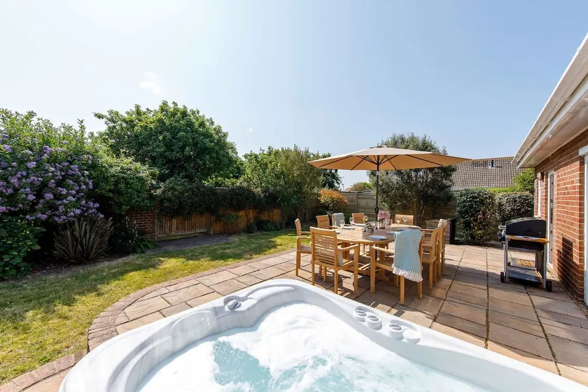 Beach house for 10 with hot tub & garden - Image 1