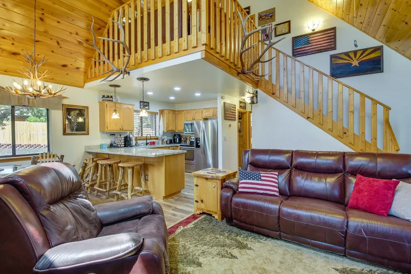 2 Mi to Show Low Lake: Scenic Cabin w/ Balcony - Image 1