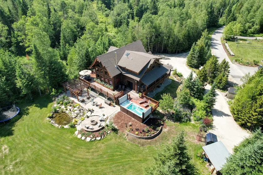 WM Power pool, hot tub, ice rink, 1 mile to skiing - Image 1