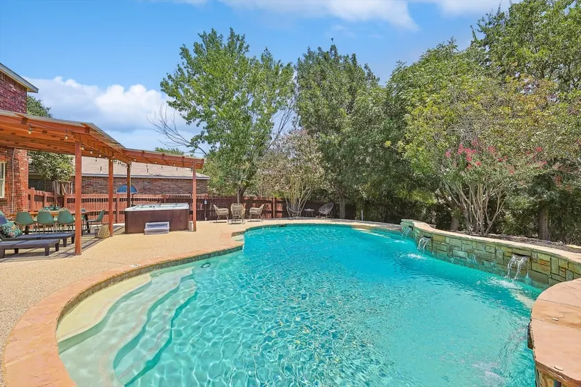 Colonial Style Retreat ft Pool, Cinema, jacuzzi - Image 1