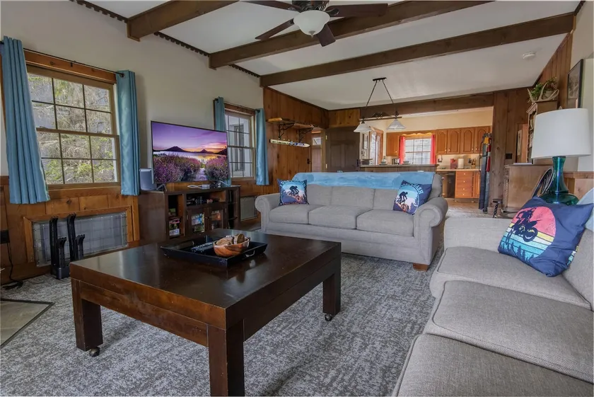 ”Bigfoot Bungalow”: Dogs welcome, deck, King bed! - Image 1