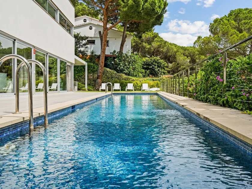 Designer villa with view and pool - Image 1