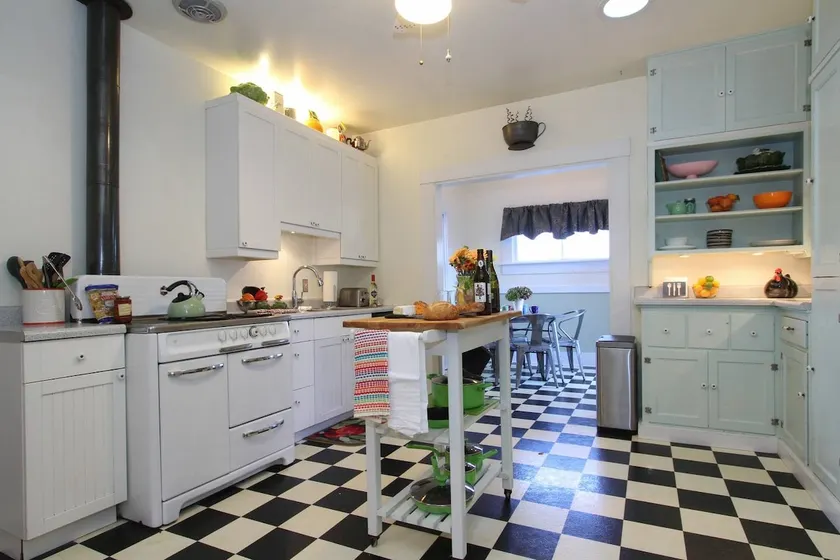 Downtown Retro Bungalow Dog Friendly - Image 1