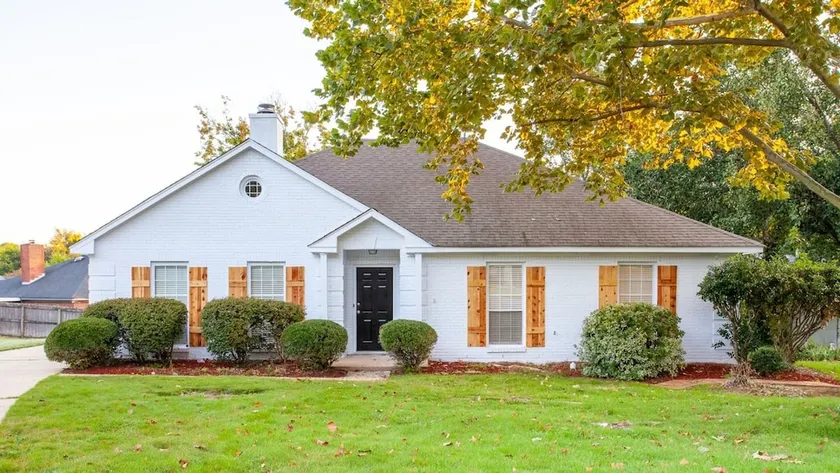 Modern 3BR Retreat | Fast WiFi Included - Image 1