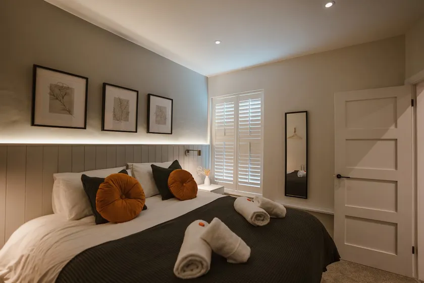 Blooms-Apartment-Ensuite - Image 1