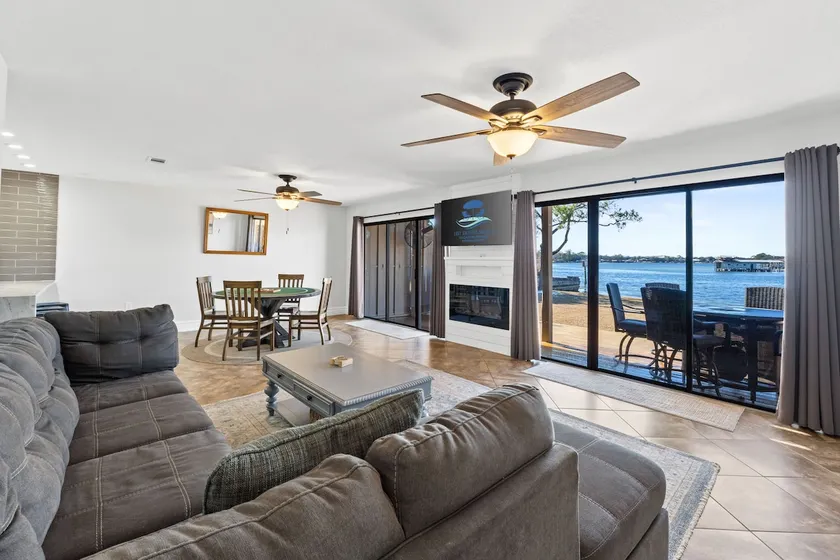 Serene Bayfront Retreat with Stunning Water Views - Image 1