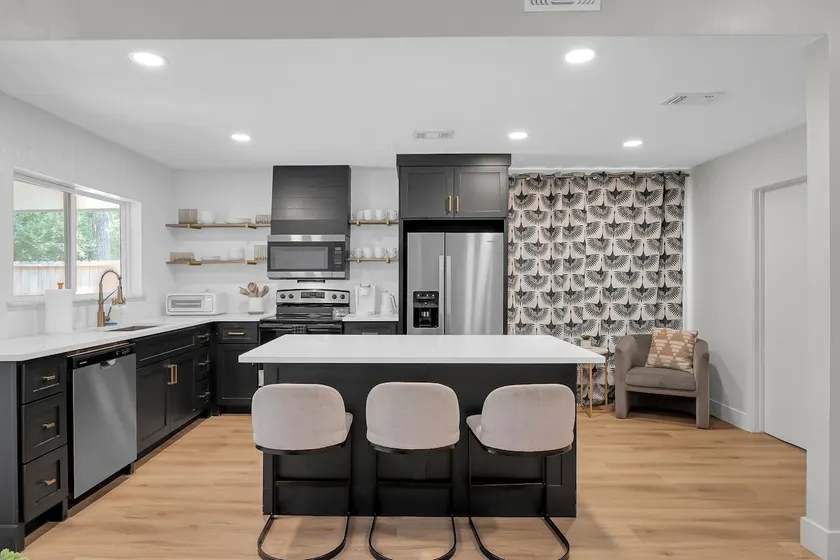 Stylish Woodlands Retreat Near Waterway & Pavilion - Image 1