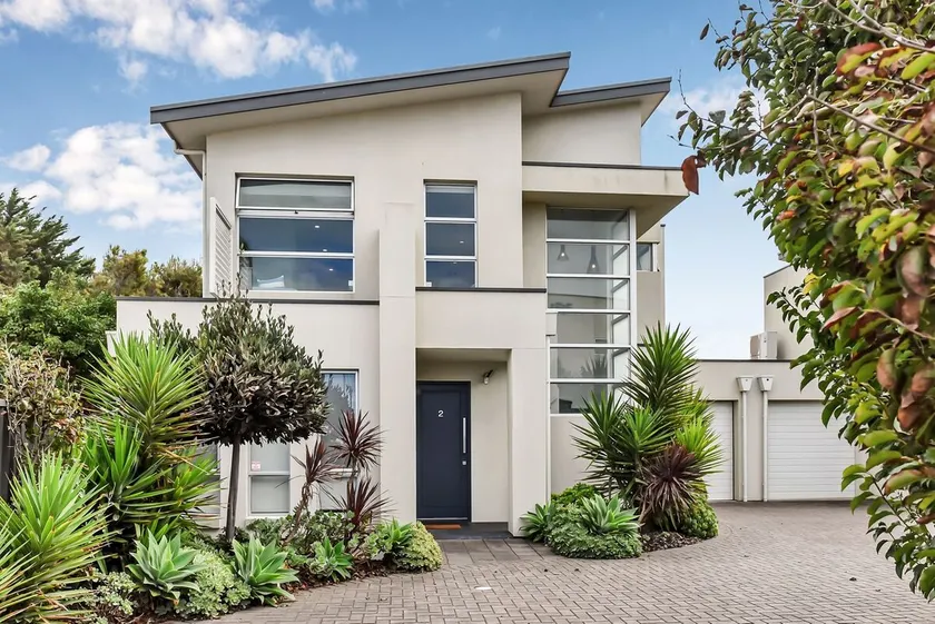 Stunning Sea Views in Excellent Location - Image 1