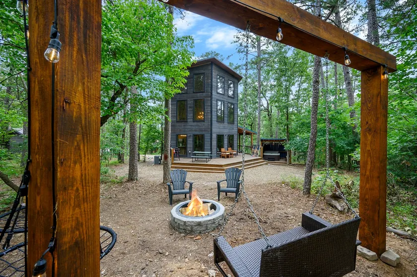”The Howling Wolf” - Fire Pit, Hot Tub, Arcade - Image 1