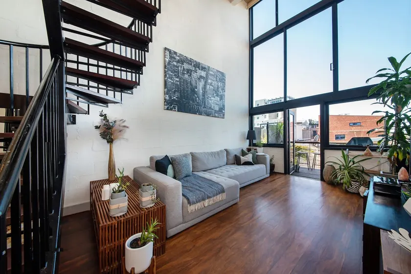 Loft Living Close to the MCG - Image 1