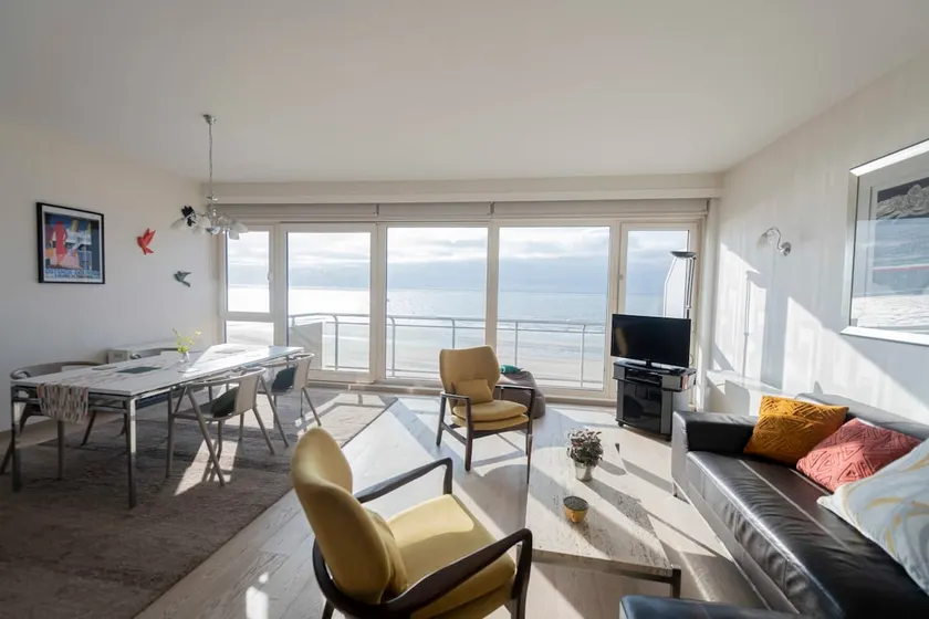 Seaview Apartment on the Beach - Free Parking - Image 1