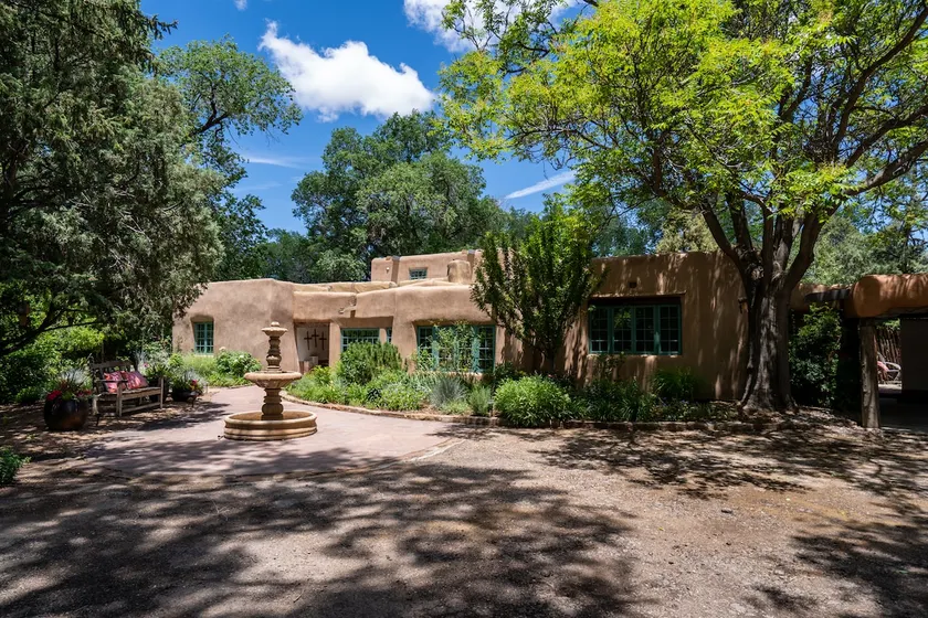 Historic Garden Retreat | Hot Tub, Walk to Plaza - Image 1