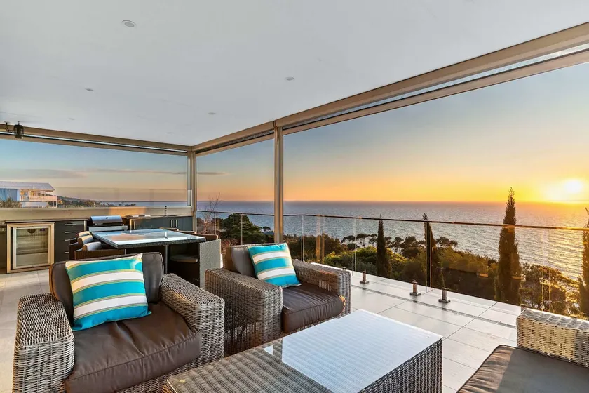 Hillside Luxe With Spa Bay Views - Image 1
