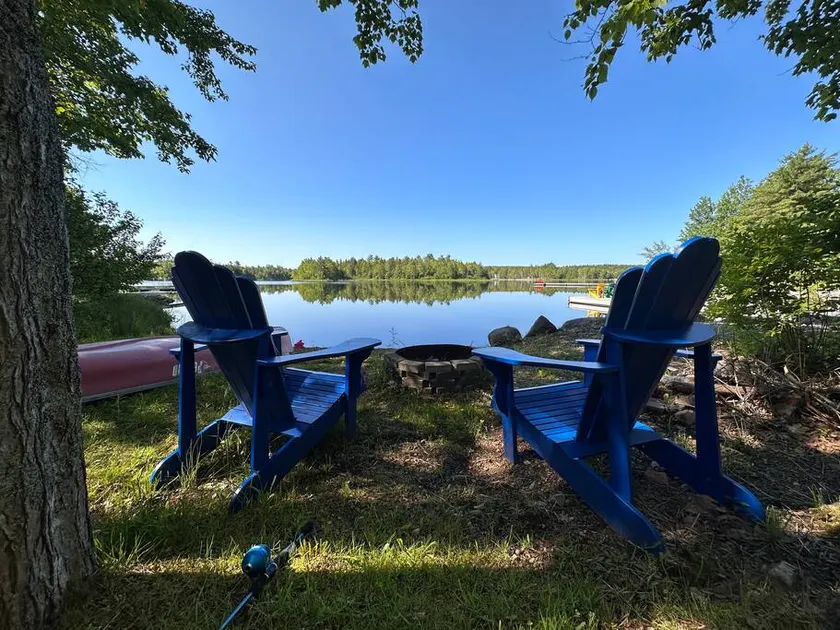 Lakefront with fire-pit and deck near Martock Ski - Image 1
