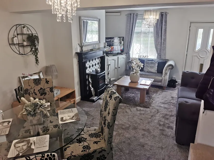 2-Bed House in Macclesfield Cheshire - Image 1
