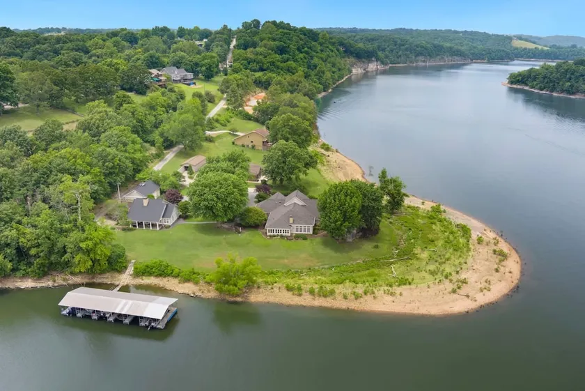 Shoreline Serenity - Direct Lake Access - Image 1