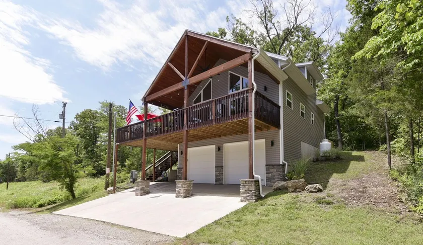 Lake House Retreat - Private Hot Tub! - Image 1