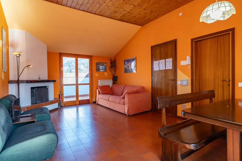 Spacious mountain view attic apartment - Image 1