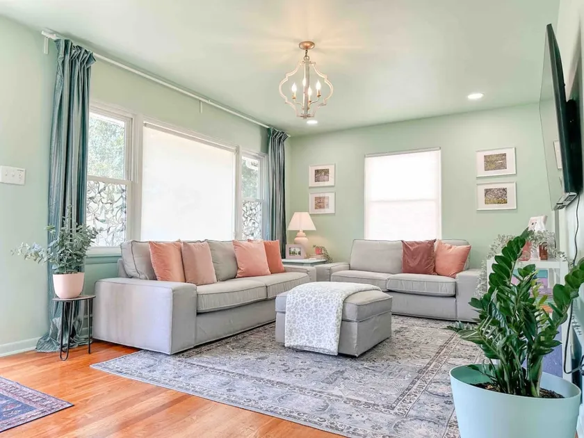 Westside Retreat ~ 3bed home full of color! - Image 1