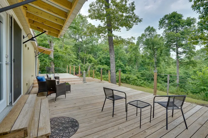 Buchanan Home w/ Deck, 4 Mi to Paris Landing! - Image 1