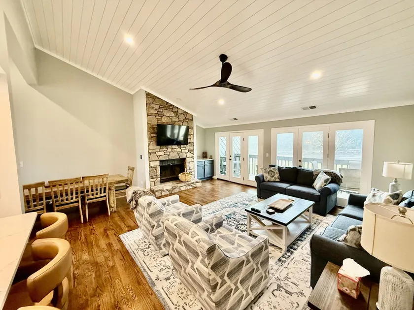 ~Hell of a View-Rumbling Bald Elite Lakeside Condo - Image 1