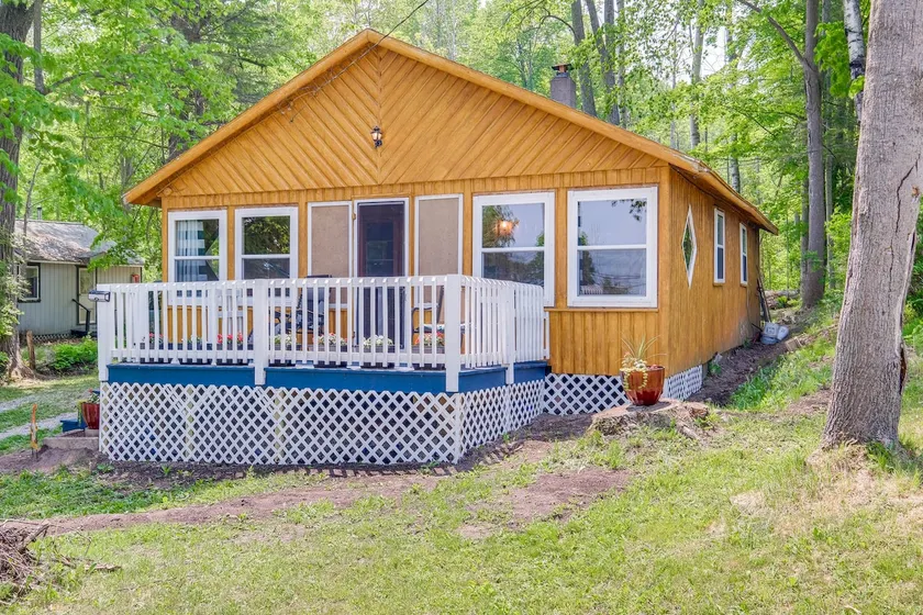 Charming Michigan Cottage w/ Sunroom & Lake Access - Image 1