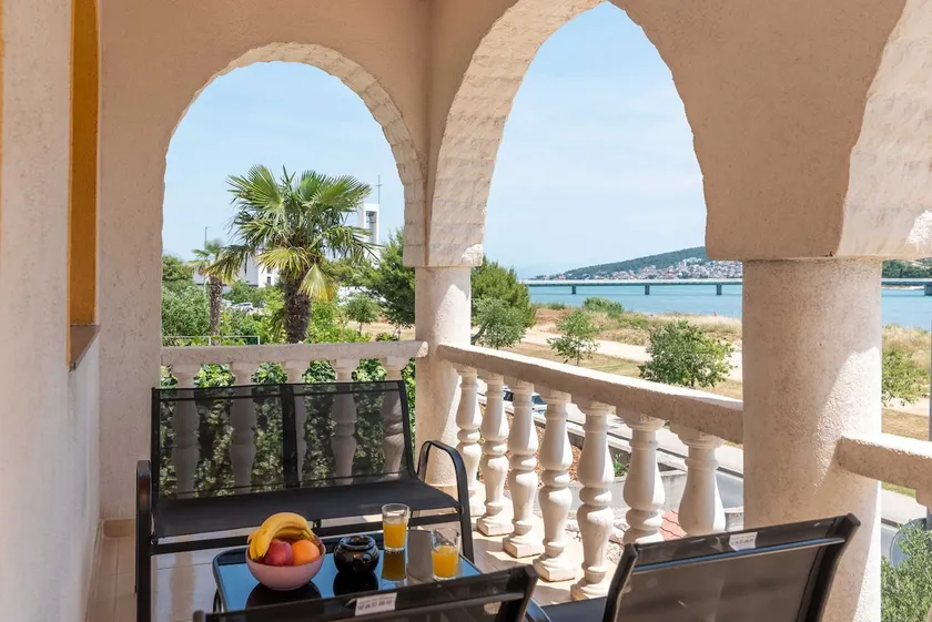 A 3 - seafront apt with balcony 1 min to beach - Image 1