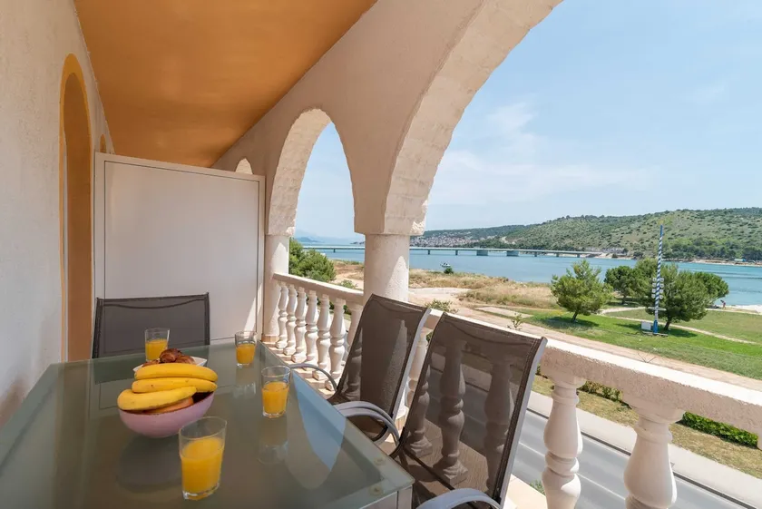 A 1 - seafront apt with balcony 1 min to beach - Image 1