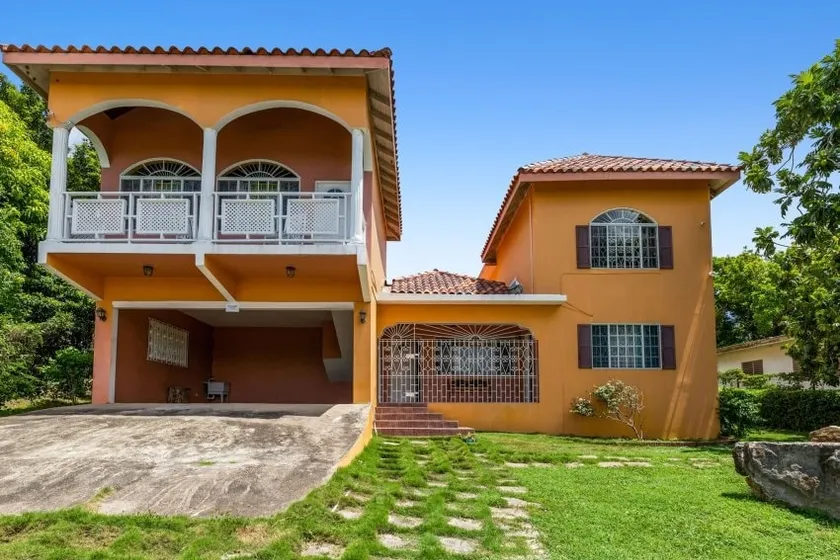YanceyLargoEstate 2BR Villa with Mountain Views - Image 1